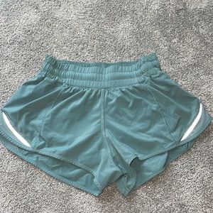Lululemon 2.5 hotty hot shorts